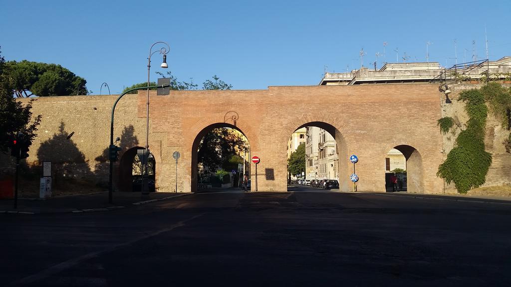 Termini Station Apartment Ai Due Cortili Presso Le Mura Aureliane Rom Exterior foto