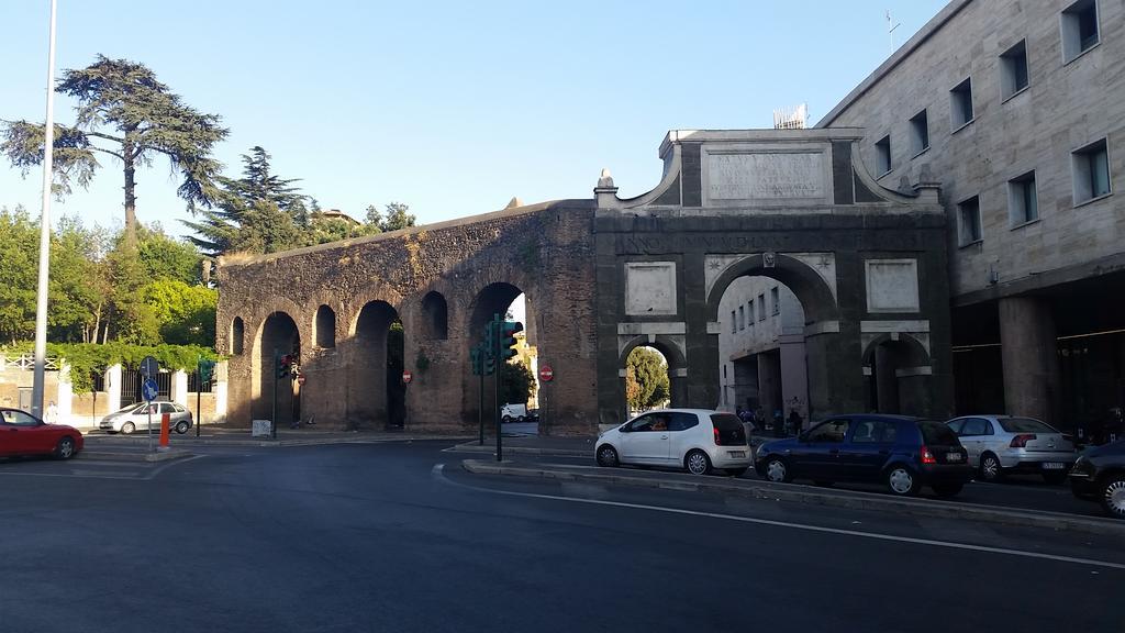 Termini Station Apartment Ai Due Cortili Presso Le Mura Aureliane Rom Exterior foto